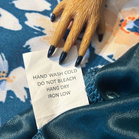 NWOT Sienna Sky Floral Midi Dress with Front Snap Closure – Flowy & Femi… - Picture 5 of 11